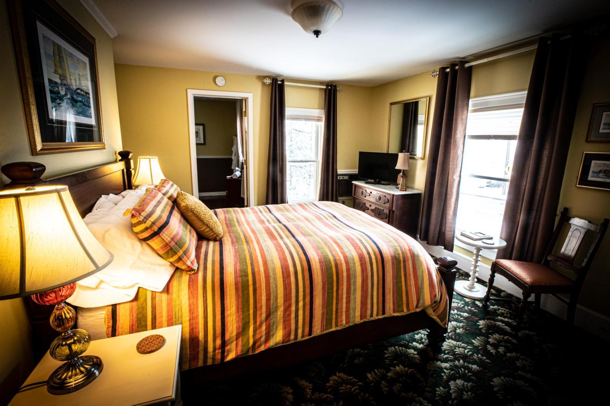Twin Oaks Inn Саугатук Екстериор снимка