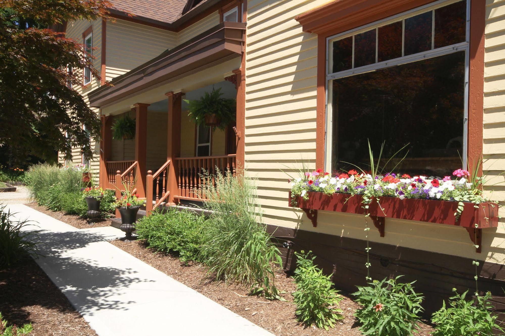 Twin Oaks Inn Саугатук Екстериор снимка