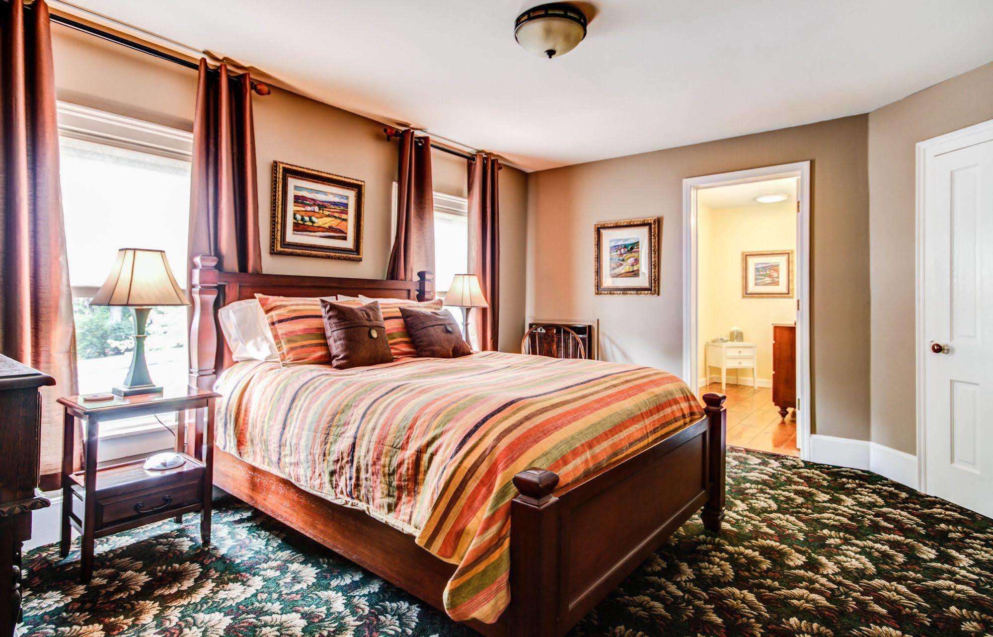 Twin Oaks Inn Саугатук Екстериор снимка